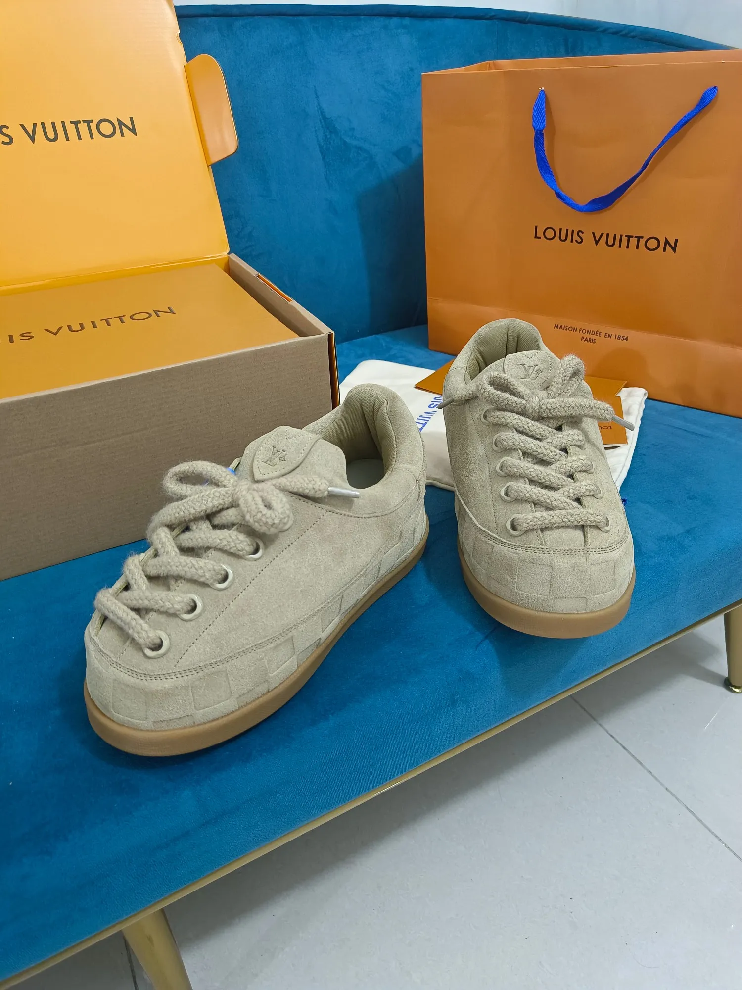👟👟Ex-factory price 640👟👟 LV YETI slip-on shoes, based on suede cow leather, partially embossed with Nigo's reinterpretation of LV Damier pattern, cleverly echoing the Chinese tradition of taking off shoes when entering the house, and the "small feet" aesthetic is integrated into Chinese street genes. The palm-printed rubber outsole hides the LV letters and Monogram flowers. The exquisite craftsmanship made in Italy shows the brand's heritage in a comfortable slip-on style. The reservation mode adds a unique style, it is traditional and trendy, and it is suitable for couples aged 35-45.